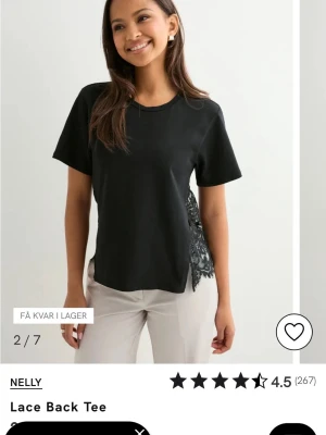 Svart t-shirt med spetsrygg från Nelly - Trendig svart t-shirt från Nelly med korta ärmar och rund halsringning. Baksidan är i genombruten spets med snyggt mönster och vågig kant. Framsidan är i slät bomullskänsla. Perfekt för en cool och stilren look.