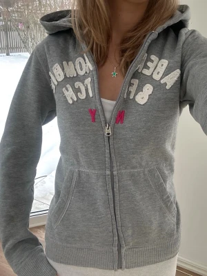 Abercrombie & fitch zip - En zip från Abercrombie & fitch i storlek M. Kan upplevas mindre i storlek, likt en S. Jag fraktar inom 24h, frakt med PostNord prioriteras. Se liknande plagg i min profil!