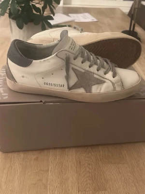 Golden goose - Tjena! Vi säljer ett par feta Golden Goose skor i storlek 40. Använd fåtal gånger och allt og kommer med! De är i topp skick🤩👟