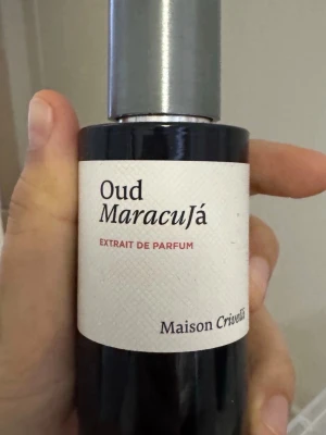 Oud Maracuja Extrait de Parfum - En lyxig parfym från Maison Crivelli med namnet Oud Maracuja. Perfekt för dig som gillar nishe unika och intensiva dofter. 50ml oanvänd