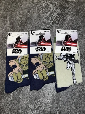 Star Wars strumpor Yoda & Stormtrooper - NYA! Tre par deadstock Star Wars-strumpor i storlek 35-38 Perfekta för Star Wars fans.