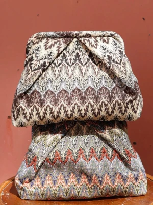 Beck söndergaard clutch -  Väskan har en mjuk, vadderad form och stängs med ett elegant vikt lock. Perfekt accessoar för dig som gillar vintagevibbar och detaljer. Helt ny med prislapp!