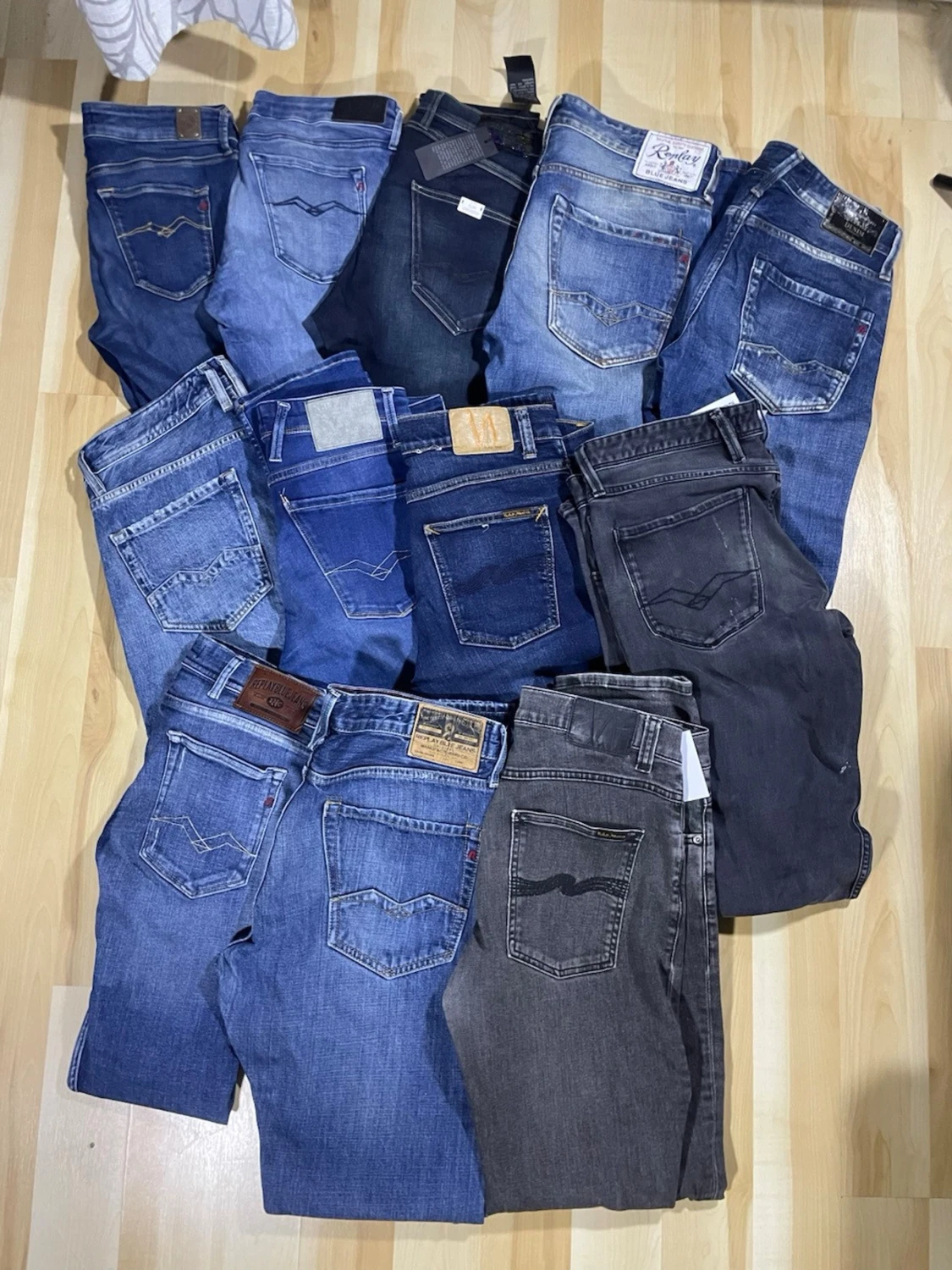 Flera par jeans i olika blå nyanser - 1