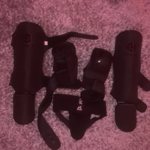 Svart benskydd och susp från Joya - Säljer mma kit,Benskydd pungskydd och MMA handskar, perfekt för kampsport som thaiboxning eller MMA. Tillverkade i slitstarkt syntetmaterial med kardborreband för enkel justering. Ergonomisk form för bra skydd och komfort under träning. plus jag har bara använt De en gång 