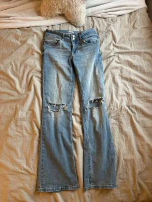 Ljusblå Nelly jeans💘 - Ett par Nelly jeans som är i fint skick förutom en liten fläck på baksidan av benet och en liten fläck framtill som syns på bilderna💘strl 38 