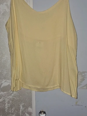 Linne - Fint oanvänt linne i färgen Lemon från Zalando. Svårt att få linnet rakt nedtill, ser därför ojämnt ut, men det är det inte. V-ringat både fram och baktill. Lapp sitter kvar, endast testat.