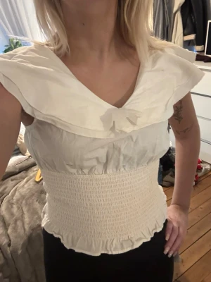 Vit blus med volang - Supersöt vit blus med volang, storlek S