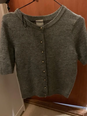 Stickad t shirt  - Super fin och bekväm! Så bra material asså LOVE! Nypris - 300kr 