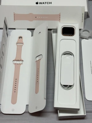 Apple Watch  - Hej jag säljer min Apple Watch för jag använder inte den längre helt ny jag har använt den i en månad typ den är Mod. A2351. Och den har en rosa kedja för tejer men man kan köpa en ny kedja svart eller vit.Den är helt ny typ annars om ni ser något annat så kan ni returnera direkt tillbaka. 