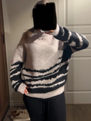 Stickad tröja  - Säljer denna fina stickade tröjan med svart mönster på. Den är från Culture och är köpt i Danmark. Tröjan har aldrig kommit till användning, därför i nytt kick. ❤️