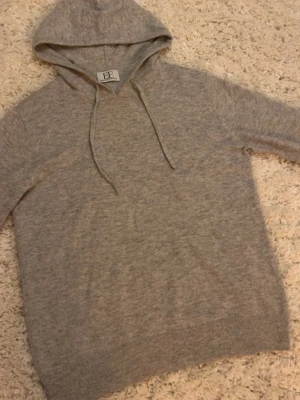 Grå Kashmir Hoodie - Tja säljer nu min sköna kashmir hoodie från EE! || 8/10 skick (se bild 3) ✅ || perfekt för kyliga dagar! ||