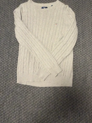 Grå gant tröja  - Grå gant tröja i kabelstickad material tröjan är i storlek M den är lite använd men är fortfarande ganska fräsch skicka in gärna prisförslag!
