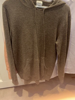 Brun hoodie i mjuk ullmix - Säljer en stilren brun hoodie från John Henric i mjuk ullmix. Hoodien har en liten slitning vid halsen men inget som syns, drf priset är så bra som d är. Annars är hoodien vif nyskick. Pris kan diskuteras vid tidigt köp.(beige hoodie!)