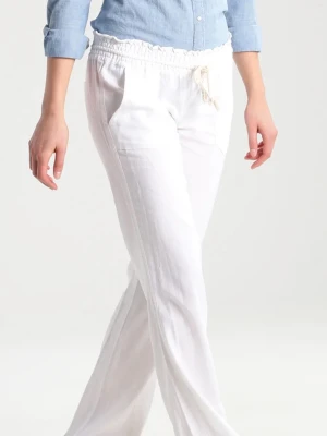 Vita linnebyxor Roxy - Säljer ett par vita linnebyxor från Roxy med avslappnad passform och dragsko i midjan. Byxorna har raka ben, sidofickor och resår i midjan för extra komfort. Perfekta för en chill och stilren look.