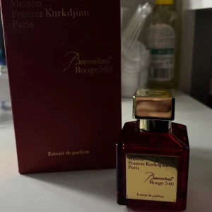 Baccarat Rouge 540 Extrait de Parfum - Lyxig parfym från Maison Francis Kurkdjian, Baccarat Rouge 540 Extrait de Parfum. Flaskan är nästan helt full och har använts kanske 10 gånger. Fick den i present och har ej använt den tyvärr just för att den inte är i min smak, då jag lutar mer åt det söta hållet. Parfymen klassas som unisex parfym och nypris på denna är 4100 kr. Originalförpackning kommer med! Vi kan diskutera pris men för tillfället ligger den på 2900 kr.