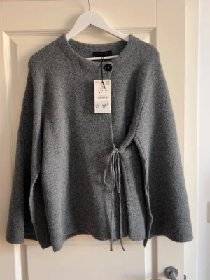 kofta - grå stickad med ärmöppning från Zara, helt ny