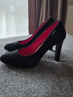 Klackar med röd sula - Så himla fina svarta klackar med röd sula och röd insida. Stl 37. Endast använda en gång, syns under sulan men annars jättefint skick.