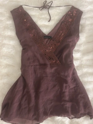 Festtopp - Så fin i mesh-liknande material. Volang nedtill och paljetter upptill