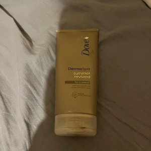 Dove DermaSpa Summer Revived lotion - Brun utan sol lotion. Ca 80% kvar.