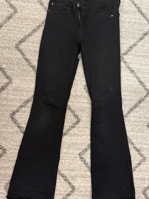 Svarta bootcut jeans - Snygga svarta bootcut jeans. Jeansen har utsvängda ben och är tillverkade i ett stretchigt material som sitter bekvämt. Slitet nertill som man ser på bild 2. Sitter lite halv lågmidjat/midwaist enligt mig! Tryck inte Köp innan ni kontaktat mig! 