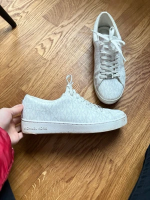 Vita Michael Kors sneakers  - Snygga vita sneakers från Michael Kors andvända en gång