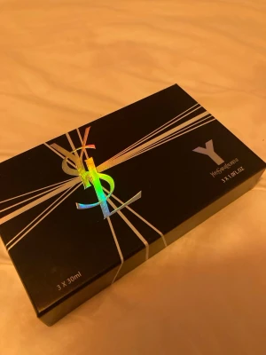 Yves Saint Laurent Y parfymset - Exklusivt parfymset med tre flaskor à 30 ml. Förpackningen är svart med holografiska detaljer och YSL-logga. Innehåller olika varianter av Y-parfymen, perfekt för dig som gillar eleganta och moderna dofter. Inprincip helt ny, tagits max 8 sprej updelade på alla 3.
