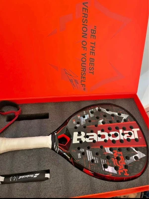 Babolat padelracket i limited edition - Säljer ett exklusivt padelracket från Babolat i limited edition, levereras i en röd presentbox. Snabb affär idag 1400.