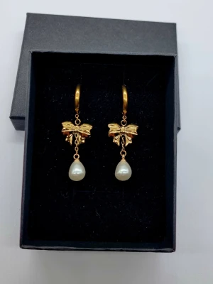 Handgjorda örhängen med pärldroppar  - Material-rostfritt stål. 