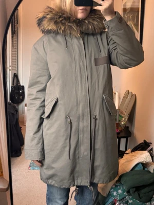 Parkajacka med päls från Natures Collection - Säljer en stilren brun parkajacka från Natures Collection. Jackan har en lyxig pälsfodrad insida som går att ta av. Därför är hackat perfekt för kyliga dagar men även under höst och vår utan pälsen. Nypris 8 000 sek