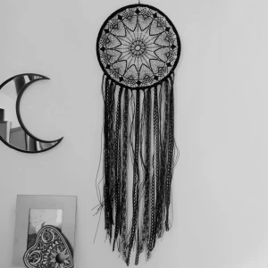 Drömfångare - ’Mandela Effect Dreamcatcher' från Killstar! 🪶I nyskick och vegansk ✨Finns inte längre att köpa hos Killstar så väldigt svår att få tag på. Köp nu ✉️