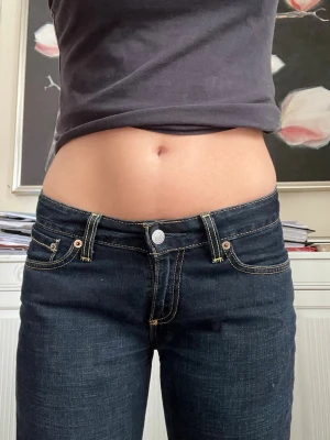 Jeans från Levis - Mörkblå jeans från Levis. Stolek 34.💗