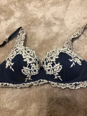 Intimissimi Bh - Säljer nu min superfina intimissimi bh då jag vill köpa en annan modell! Väldigt fint skick och tvättas såklart innan jag skickar den! Har klippt av lappen men det är storlek 75B! Nypris är 559kr❣️