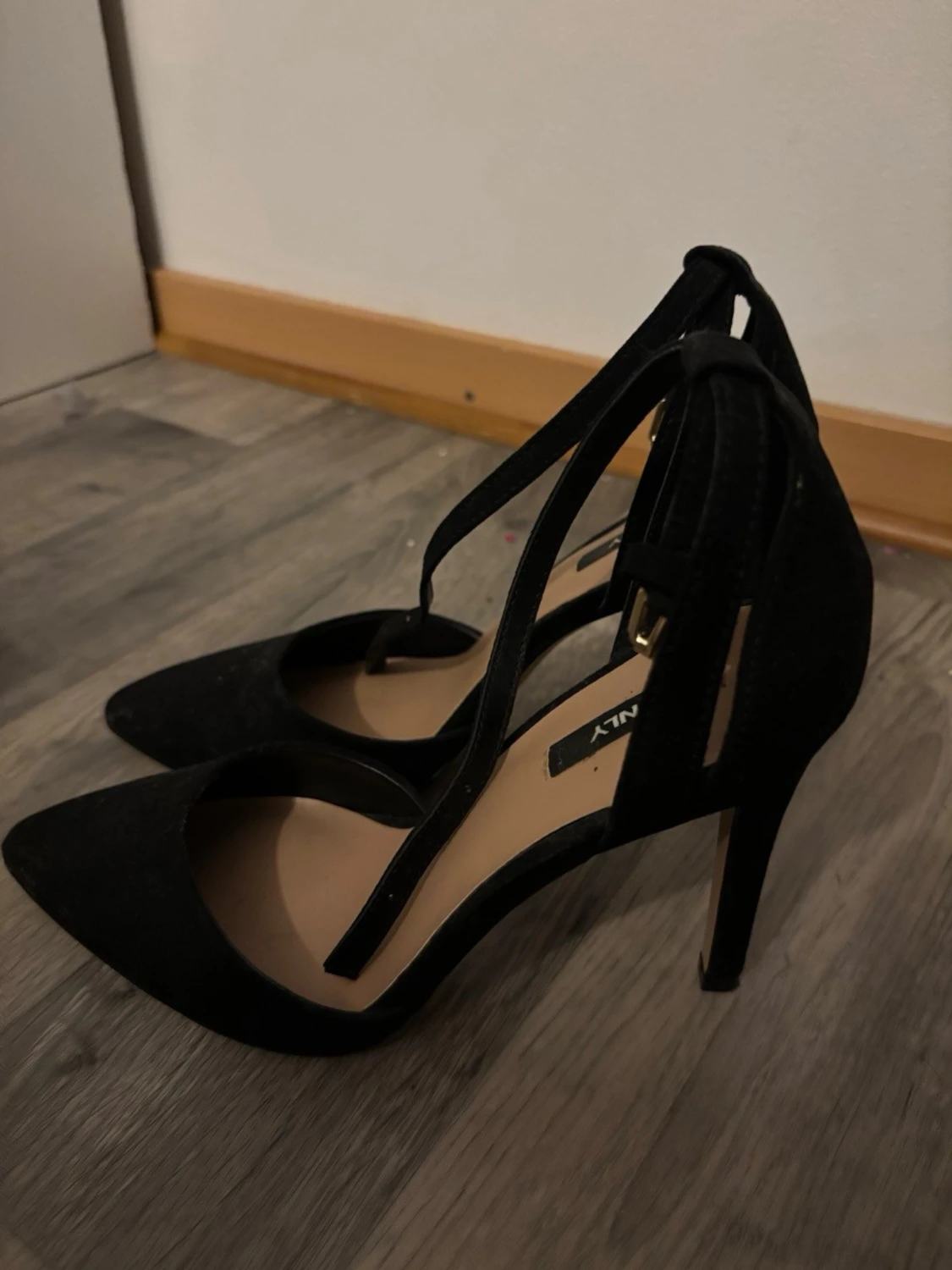 Svarta pumps med remmar från ONLY - 1