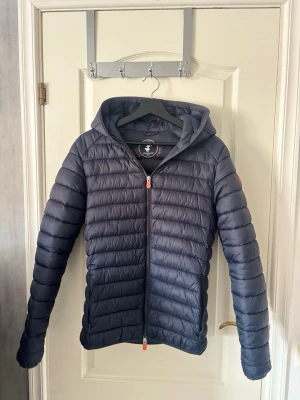 Save The Duck Jacka - Tjena! Säljer nu denna sjukt snygga Save The Duck jackan, passformen på jackan är perfekt och med dragkedjan som går att dra hela vägen gör det ännu bättre. Tunn jacka som håller värmen. Storlek M (skulle säga en blandning mellan m/s) Nypris: 1699 kr, säljs för: 500kr