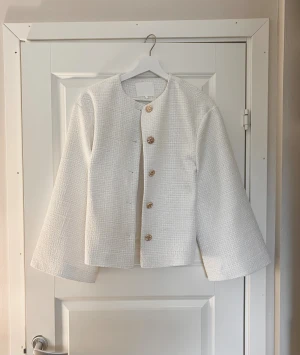 Vacker jacka Nakd - En fin vit jacka med guldiga knappar. Aldrig använde och nyskick🤍 Storlek 32, men den är större så ca 34/36/XS☺️Så vacker💕 NA-KD