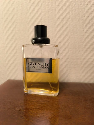 Givenchy Gentleman Eau de Toilette 100ml-Äldre flaska - Givenchy Gentleman Eau de Toilette 100ml Det här är den äldre versionen. Se bild för mängd. 