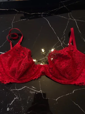 Röd spets topp - Röd spets topp som är bekväm. 