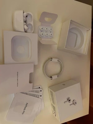 Apple AirPods Pro trådlösa hörlurar - Säljer ett par Apple AirPods Pro 2 Hörlurarna har en stilren och kompakt design, och levereras i originalförpackning med all dokumentation. 
