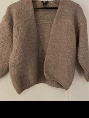 Lindex stickad kofta - Använd men fortfarande i väldigt bra skick , brun/beige färg 