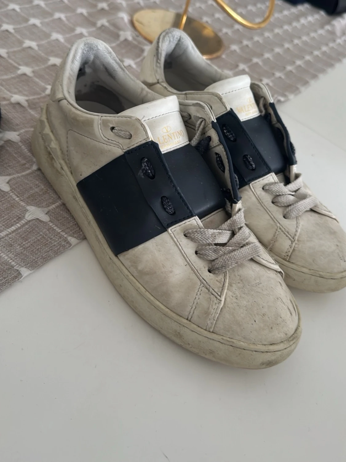 Open sneakers med mörkblå  detalj