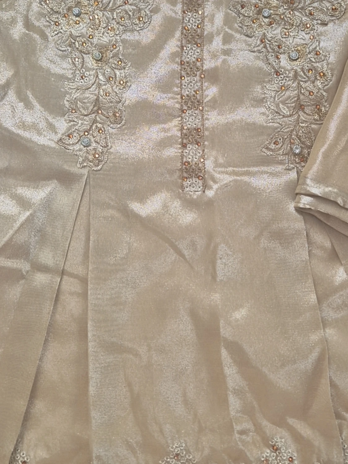 Champagnefärgad långklänning med broderi - 1