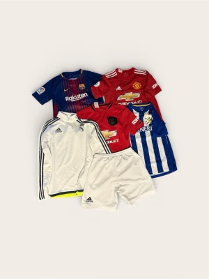 Fotbollströjor Barn (158-164) – Real, United, Barça & IFK - Säljer en samling fotbollströjor i storlek 158-164 (ca 12-14 år). Innehåller populära spelare som Rashford, Fernandes och Lagemyr.  Passar perfekt för fotbollsträningen eller skolgården.  Skick: Överlag mycket fint skick på alla plagg (förutom liten defekt på Barça-tröjan).  Storlek: Varierande mellan 158–164 (ca 12–14 år).  Pris:  Styckpris: 249 kr/st  Hela paketet (5 tröjor + shorts): 1 199 kr