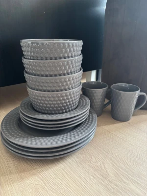 Mateus liknade porslin - Säljer detta mateus liknade porslins sett från dollarstore.ordnarie pris 550 kr.4 av varje förutom muggarna.