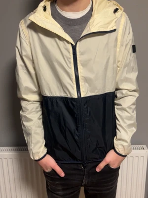 Woolrich windbreaker  - Säljer en woolrich windbreaker i nyskick. Modellen är 181. Skriv vid frågor eller liknande!