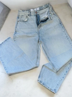 Ljusblå raka jeans från Bershka - Säljer ett par ljusblå jeans från Bershka med rak passform och klassisk.