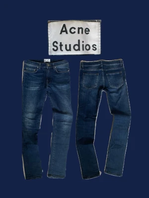 Mörkblå jeans från Acne Studios - Säljer ett par jeans från Acne Studios i modellen thin spaniel vint och i storleken 29/32. Jeansen är i mycket bra skicka och har inga stora tecken av användning
