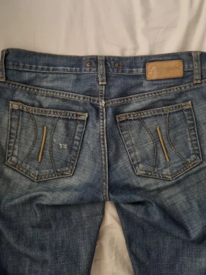 Blå bootcut jeans 2000s - Säljer dessa Lowwaist mörkblåa jeansen från Fornarina. Dom är i ganska bra skick och är använda några få gånger, har dock ett litet hål längst ner på jeansen så syns knappt! Skulle passa dig som är 165-175cm, dom är i storlek 34-36 och köpta för 600kr.    Hör av vid frågor🩷🩷🙏🏼