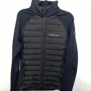 Peak performance cardigan  - Storlek S Peak performance cardigan  Skön å snygg jacka Som Ny Använd ett fåtal gånger  Passar både män och kvinnor  Pris är inte fast vid snabb affär!