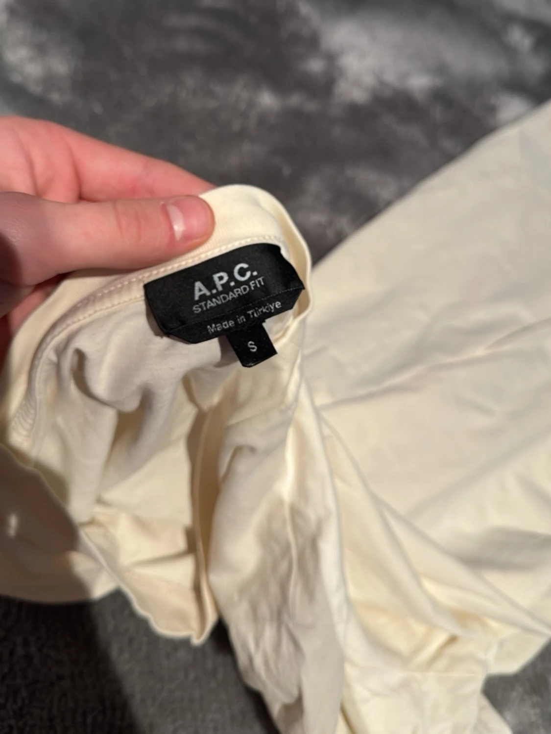 Vit APC t-shirt med röd logga - 4