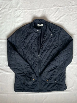 Svart quiltad vindjacka Pier one | L - Stilren svart vindjacka från Pier one | Skick: Mycket bra, nästan oanvänd | Strl: L | Pris diskuterbart | Hör av dig vid funderingar⁉️ 
